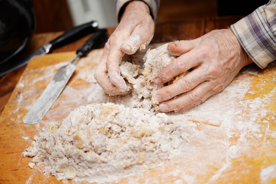 traditional gingerbread dogh making at home