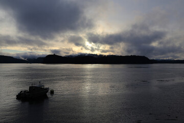 Dramatischer Sonnenuntergang an der Pazifik Küste, Kanada, Vancouver Island, Hanson Island