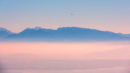avion au dessus des alpes