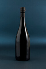 Botella de vino con espacio para texto, y un fondo de color azul