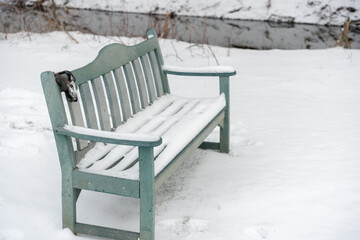 Fototapeta na wymiar bench in the snow