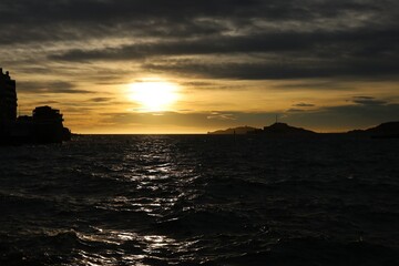 Coucher de soleil sur la mer Méditerranée, ville de Marseille, département des Bouches du Rhône, France