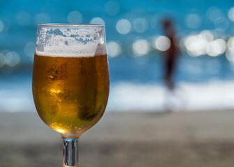Copa de cerveza frente al mar 
