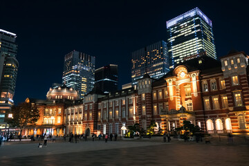 Fototapeta na wymiar 東京都 夜の東京駅と超高層ビル