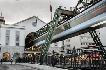 Die Wuppertaler Schwebebahn ist ein am 1. März 1901 eröffnetes öffentliches...