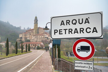 Obraz premium Arqua' Petrarca, Italy: city road sign, old town in the background