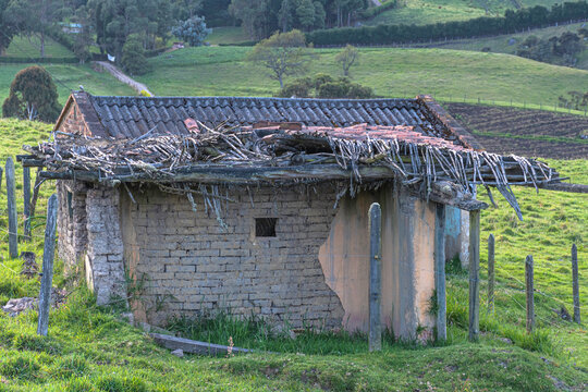 choza abandonada a la orilla del camino en el campo