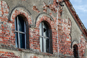 stary zniszczony dom z czerwonej cegły. © Marcin C