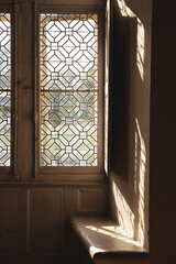 fenêtre ancienne et rayon de soleil dans un château