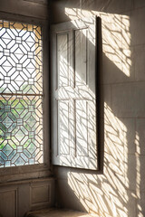 fenêtre ancienne et rayon de soleil dans un château