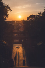 福岡県福津市の神社で2月と10月の各2周間だけ見られる「光の道」