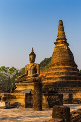 alte Buddhafiguren im historischen Park von Sukhothai
