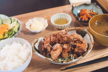 大盛りの美味しそうな唐揚げ定食ランチ - 和歌山県田辺市熊野古道の三山熊野本宮大社の本宮町