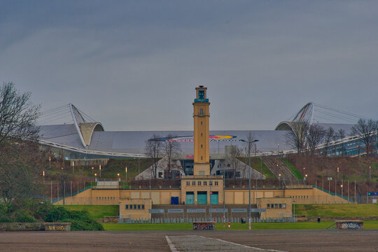 Red Bull Arena Leipzig: Moderne Architektur des Zentralstadions, Glockenturm und Festwiese, Fussball Stadion Leipzig, Sachsen, Deutschland