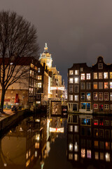 Obraz premium Night of Nicolaaskerk in Amsterdam -vertical