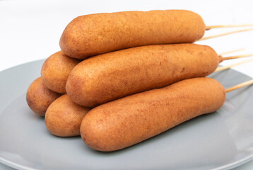 Salchicas fritas y empanizadas con pasta de hot cakes.