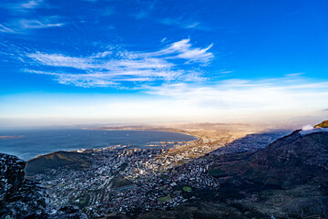 "Tafelbergzauber: Faszinierende Landschaftsaufnahme &uuml;ber Kapstadt"