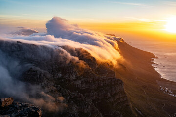 "Gipfelstürmer: Majestätischer Tafelberg in Kapstadt, Südafrika"