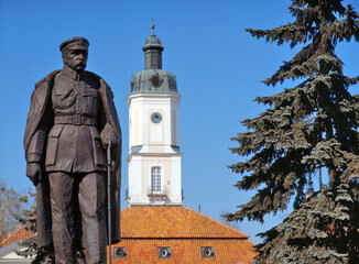 Bialystok, town hall and monument of Józef Pi³sudski - April, 2010, Poland - obrazy, fototapety, plakaty