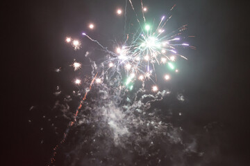 Fototapeta Fajerwerki wystrzelone w noc sylwestrową na zabawie.  obraz