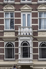 Obraz premium Close-up view details of old colorful building (XVI- XVIII centuries) with gable rooftop and hook along Prince's Canal (Prinsengracht) canal in Amsterdam. Amsterdam, the Netherlands.