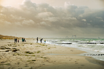 Strandspaziergänger am Ostseestrand bei Rostock