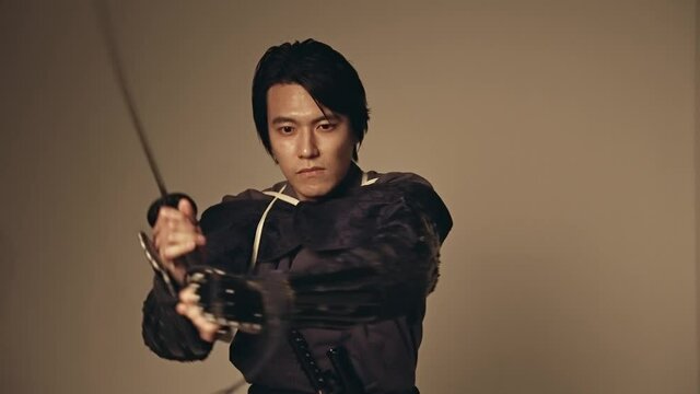 刀を振るサムライ　武士　武将