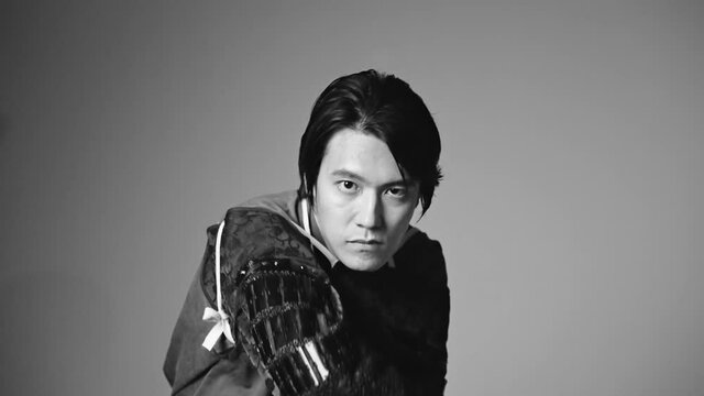 刀を振るサムライ　武士　武将