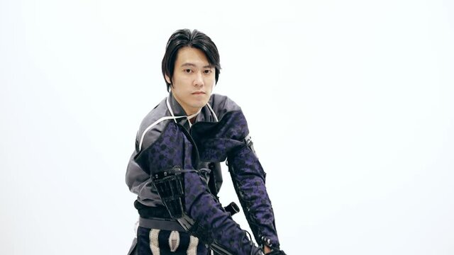 刀を振るサムライ　武士　武将