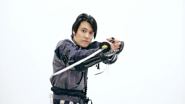 刀を振るサムライ　武士　武将