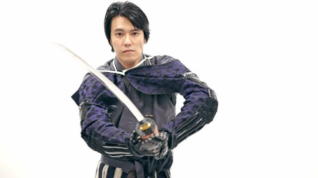 刀を振るサムライ　武士　武将