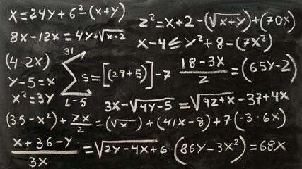 Operaciones matem&aacute;ticas escritas a mano con una tiza en la pizarra	
