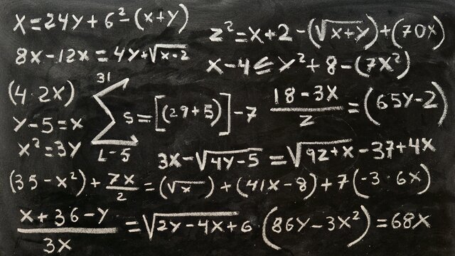 Operaciones matemáticas escritas a mano con una tiza en la pizarra	