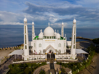 Naklejka premium Aerial view of Al-Hakim Mosque. Al-Hakim Padang Mosque (Masjid Al-Hakim) is a Taj Mahal-style mosque on the shores of Padang Beach, Padang City, West Sumatra, Indonesia. 