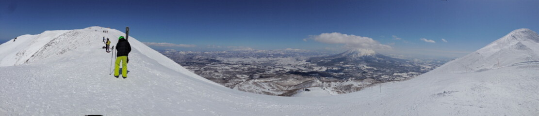 Fototapeta na wymiar 雪の山頂からの眺望