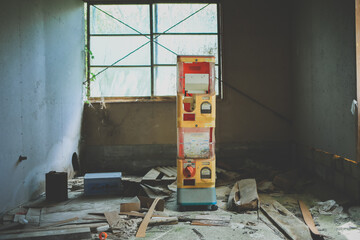 廃墟とレトロなガチャガチャ