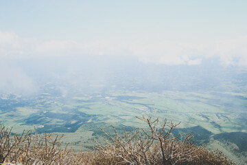 山頂からの霞がかった景色