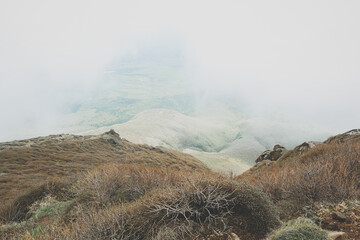 山頂からの霞がかった景色