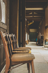 Fototapeta na wymiar 古い渡り廊下の椅子