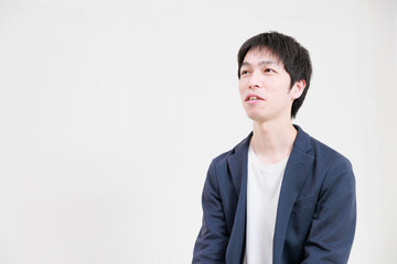 白背景とジャケットを着た日本人男性