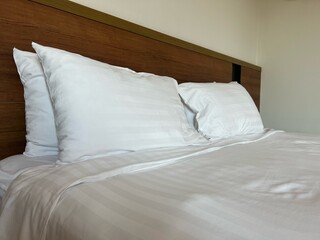 Obraz premium Close up white fluffy pillows on double bed