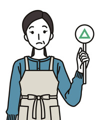 三角のふだを持つ40代・50代の主婦の女性
