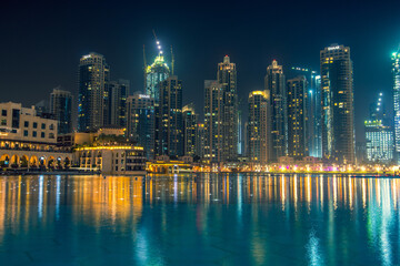 Obraz premium Dubai Skyline at Night With Water Reflection