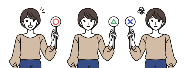 まる・ばつ・さんかくの札を持つ女性