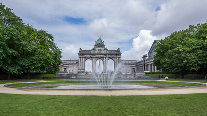 Obraz premium Cityscape of the Parc du Cinquantenaire (Park of the Fiftieth Anniversary) in Brussels, Belgium, located in the easternmost part of the European Quarter in beautiful and bright summer day