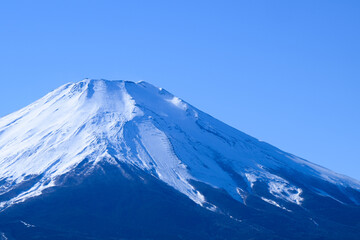 登山道も良く見える冬の富士山のクローズアップ