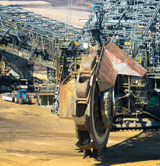 Ein riesiger Schaufelradbagger beim Abbau von Kohle im Tagebau Garzweiler, Jackerath.
Luftbild des größten Braunkohletagebaus Europas in Nordrhein-Westfalen.