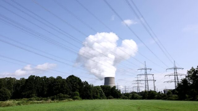 Atomkraftwerk oder Kernkraftwerk