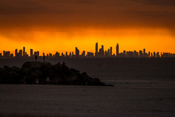 Obraz premium Stormy skies over Surfers Paradise at dusk