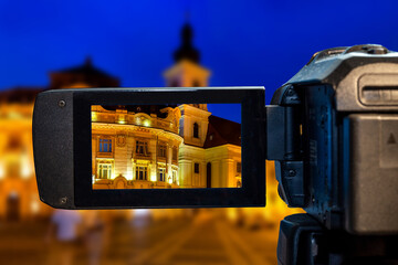 Nahaufnahme von einem Camcorder bei Videoaufnahmen in Sibiu, Rumänien (Composing)